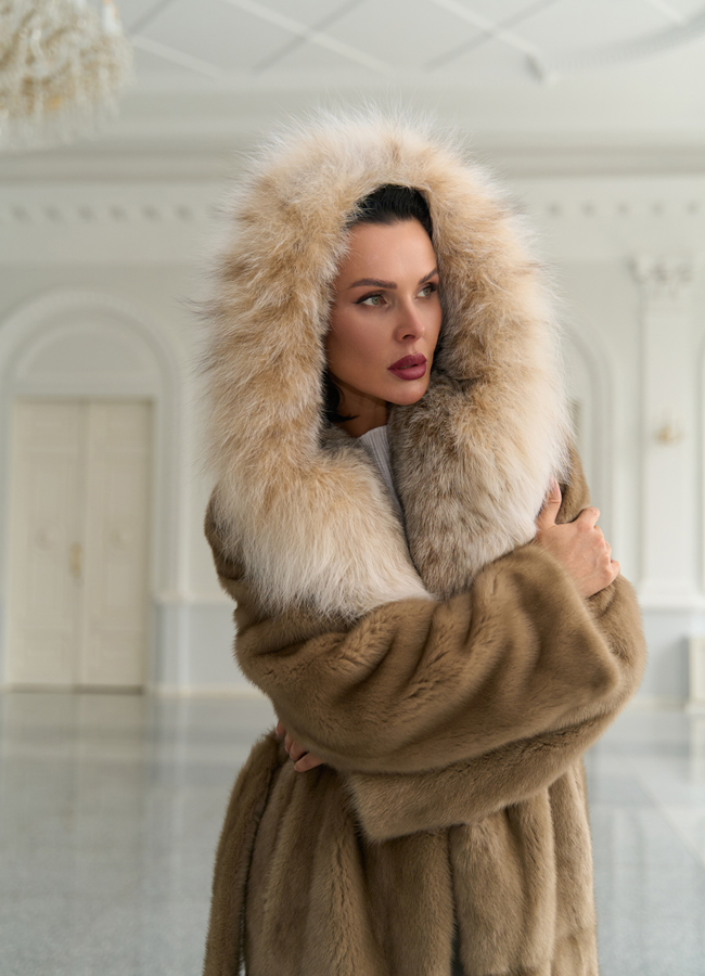 Женская шуба из меха норки с капюшоном из меха рыси модель № 29531 в кредит