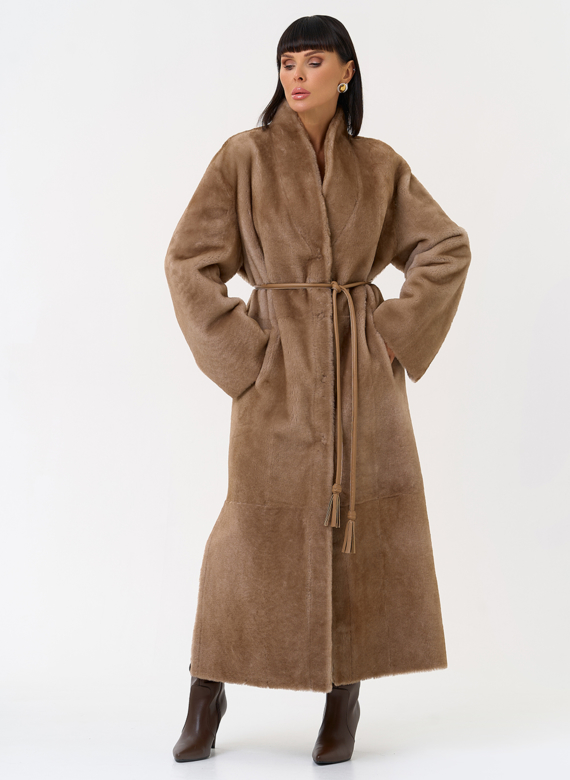 Двухсторонняя женская дубленка с декоративным поясом