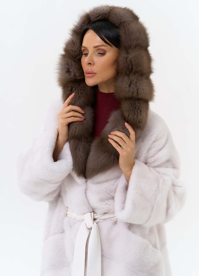 Белая шуба из меха норки с капюшоном из меха куницы модель № 28669 универмаг малина