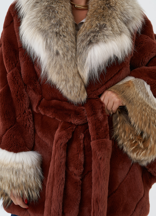 Шуба из кролика с отделкой из меха койота модель № 28904 универмаг малина