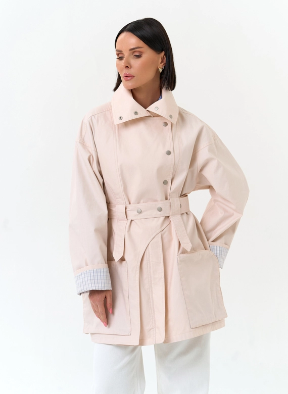 Женский светлый плащ с поясом