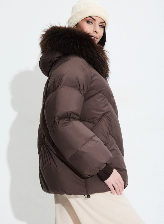 Женский пуховик с мехом енота на капюшоне фото