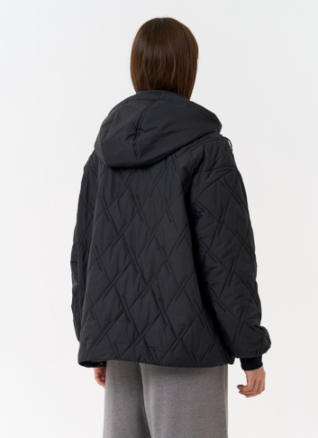 Женская куртка с капюшоном в черном цвете