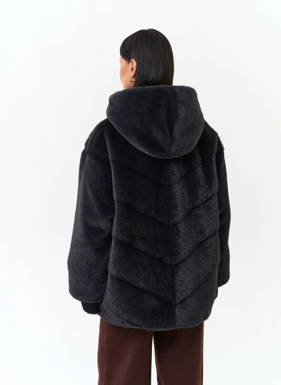 Куртка из эко меха с капюшоном фото