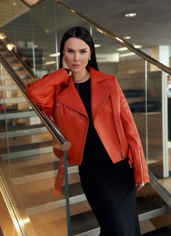 Кожаная куртка "косуха" оранжевого цвета