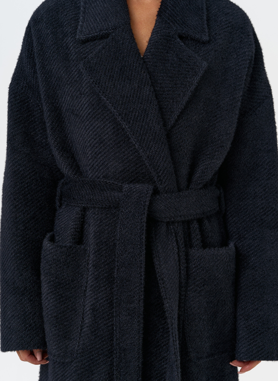 Женское длинное пальто в темно-синем цвете