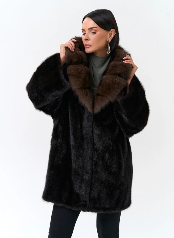 Шуба с воротником из меха куницы
