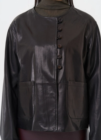 Кожаная куртка на пуговицах фото