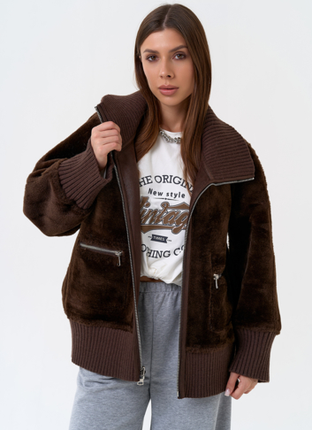 Женский двухсторонний бомбер из эко замши в коричневом цвете