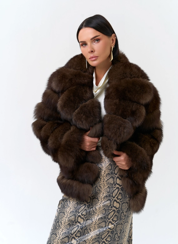 Короткая шуба из меха песца с английским воротником